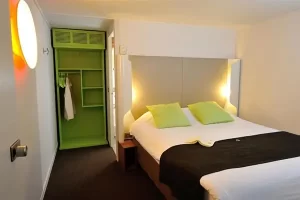 Photo de l'intérieur d'une chambre d'hôtel de l'hôtel Campanile de La-Chapelle-Saint-Mesmin