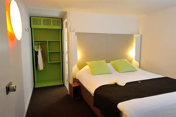 Photo de l'intérieur d'une chambre d'hôtel de l'hôtel Campanile de La-Chapelle-Saint-Mesmin