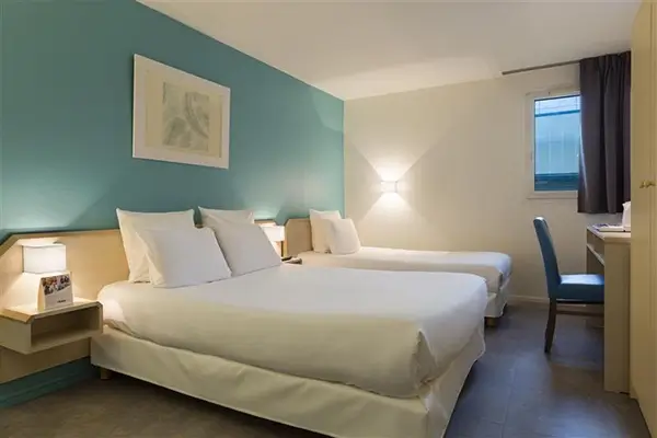 Photo de l'intérieur d'une chambre de l'hôtel Comfort de Saran