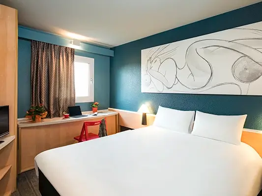 Photo de l'intérieur d'une chambre de l'hôtel Ibis Centre Foch d'Orléans