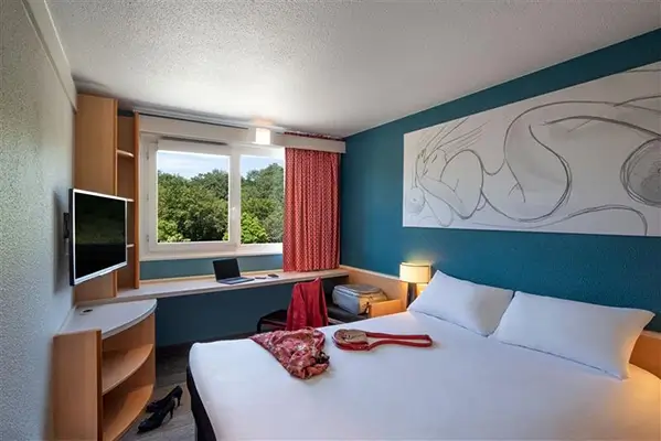 Photo de l'intérieur d'une chambre de l'hôtel Ibis de Saran