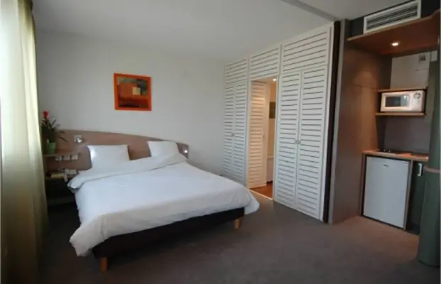 Photo de l'intérieur d'une chambre de l'hôtel Suite Home de Saran
